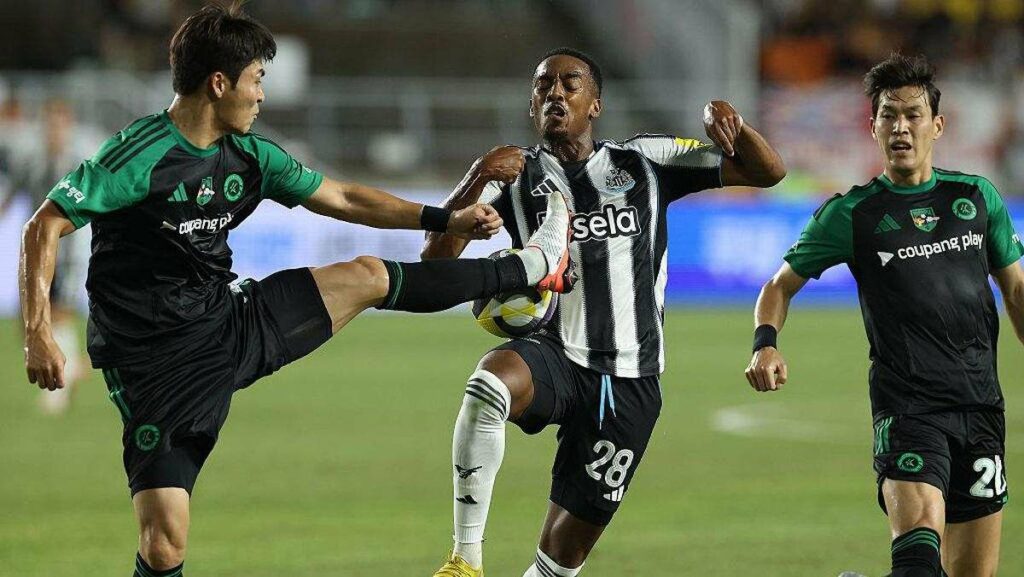 K League All Stars player with dangerous tackle against Joe Willock