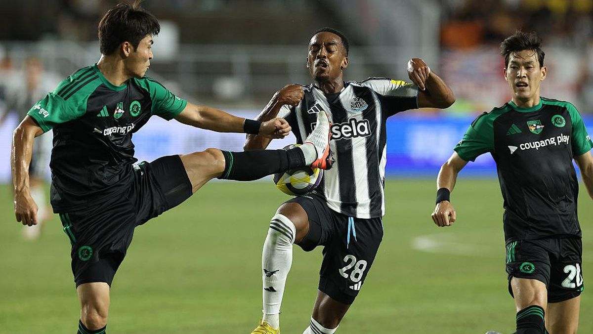 K League All Stars player with dangerous tackle against Joe Willock