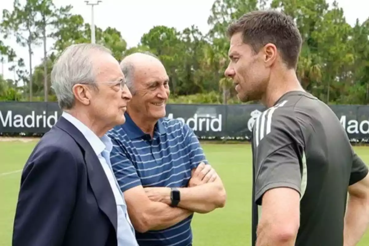 Florentino Perez and Xabi Alonso having a chat