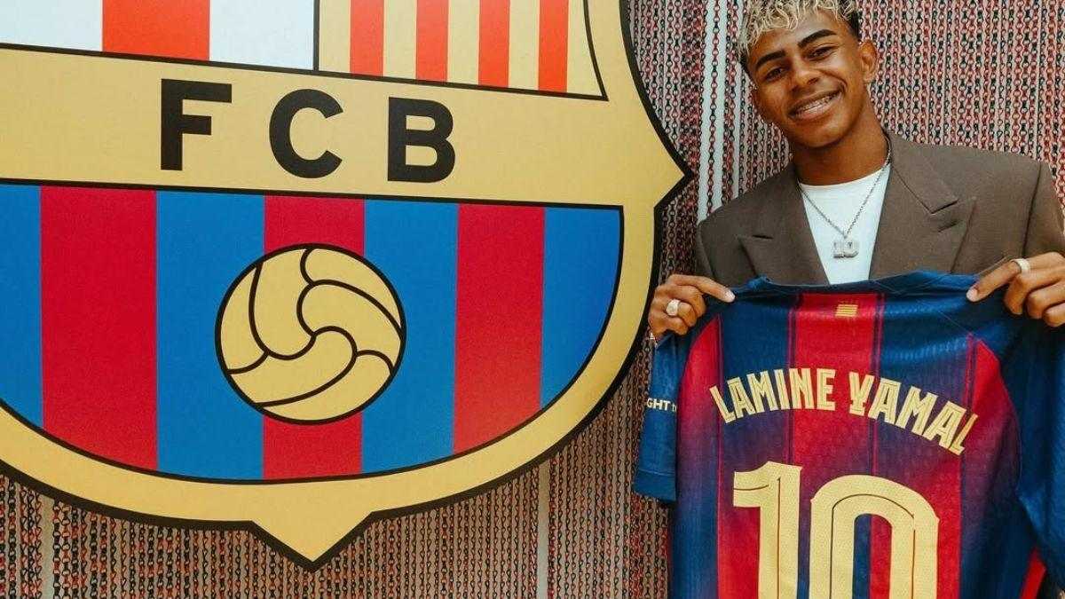 Lamine Yamal posing with his new shirt number