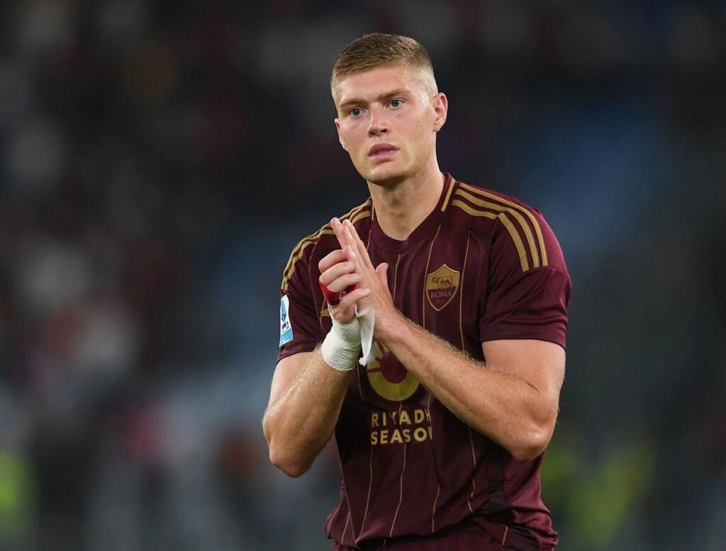 Roma striker Artem Dovbyk clapping hands