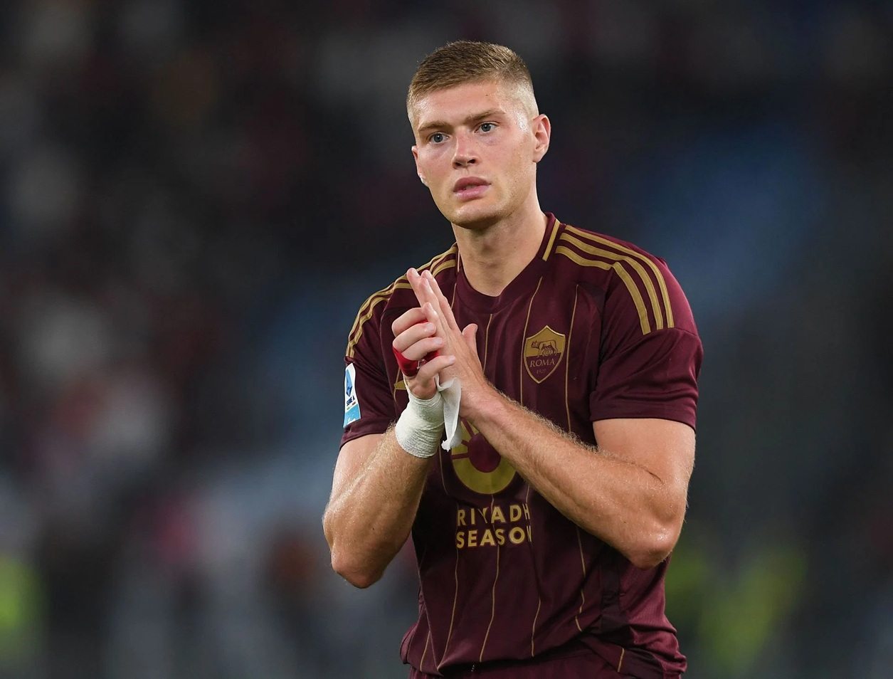 Roma striker Artem Dovbyk clapping hands