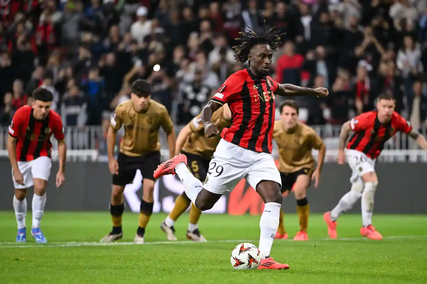 Evann Guessand taking a penalty for Nice