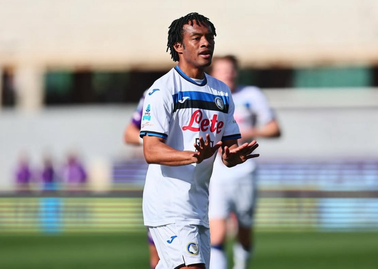 Juan Cuadrado with Atalanta's shirt
