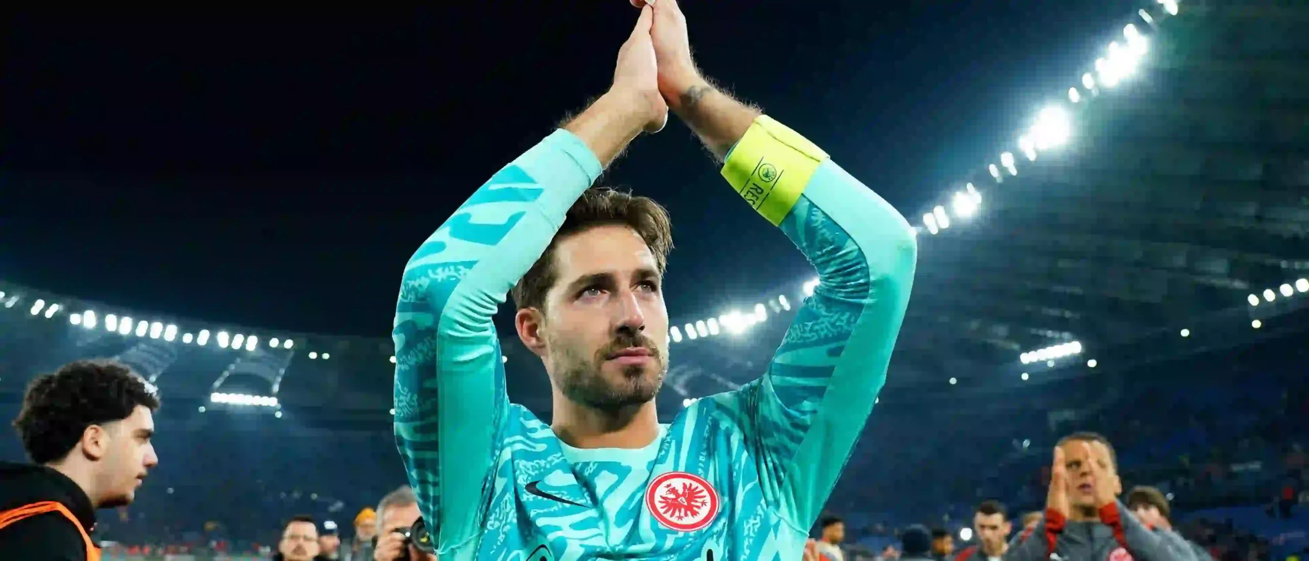 Kevin Trapp applauding Eintracht Frankfurt supporters