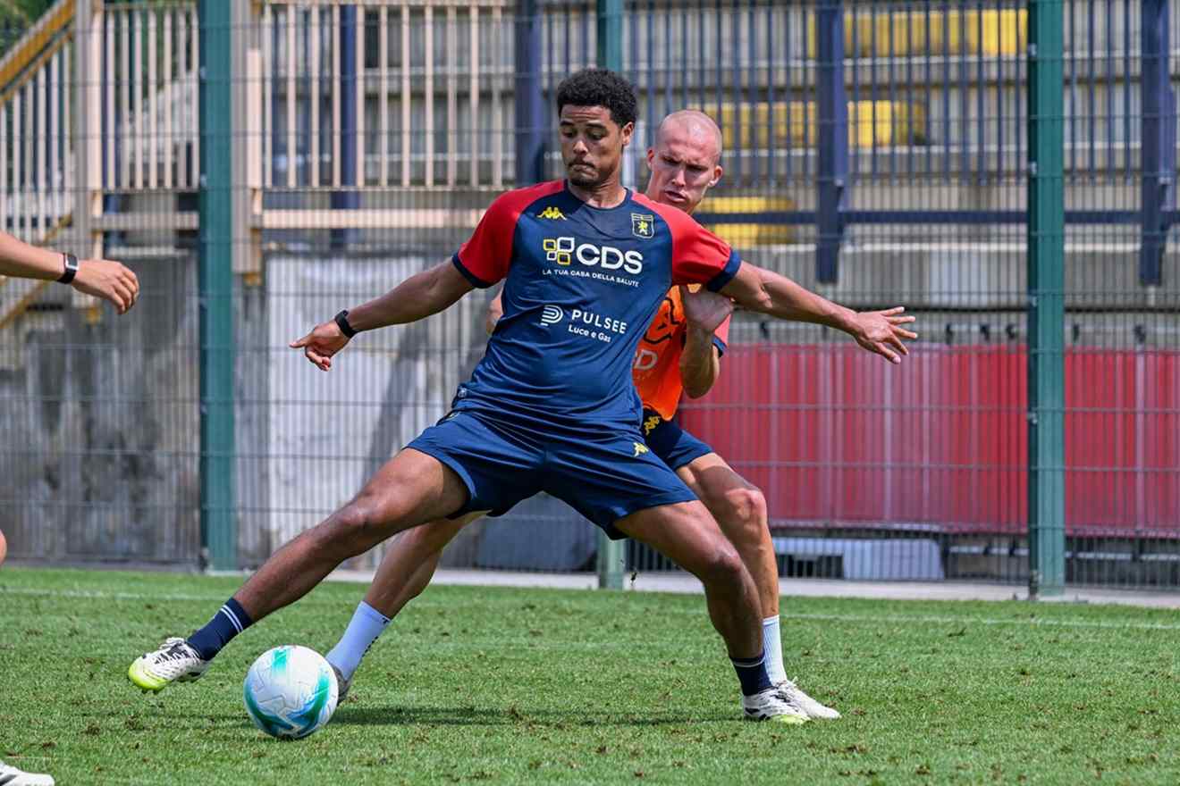Central defender Koni De Winter in training with Genoa