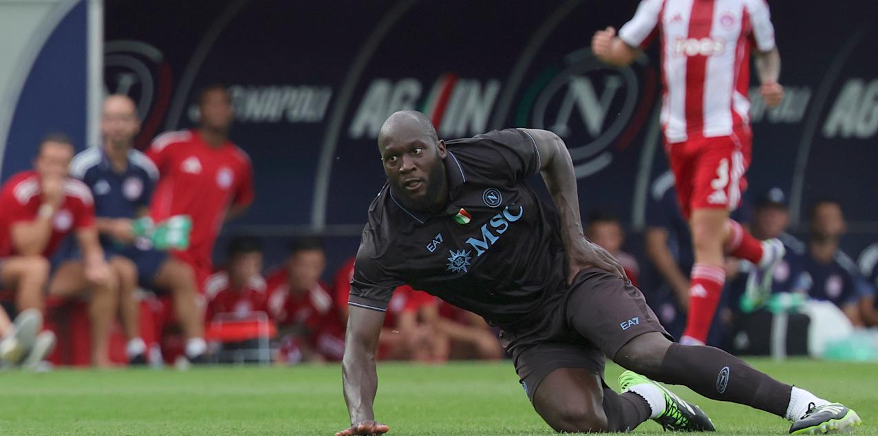 Romelu Lukaku holding his foot after receiving an injury