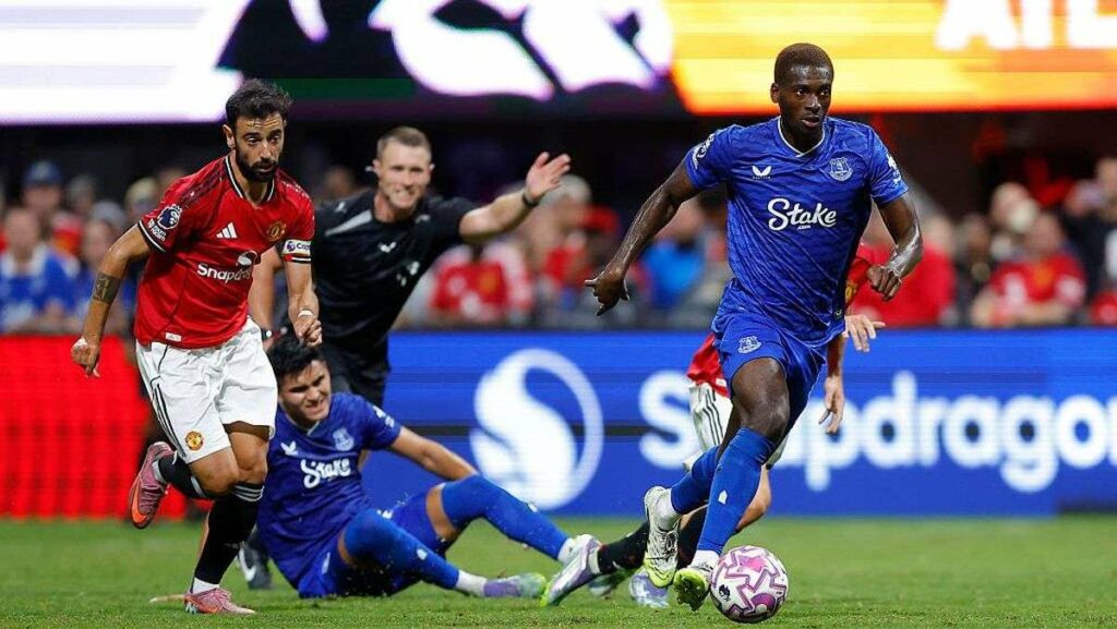 Bruno Fernandes chasing an Everton player