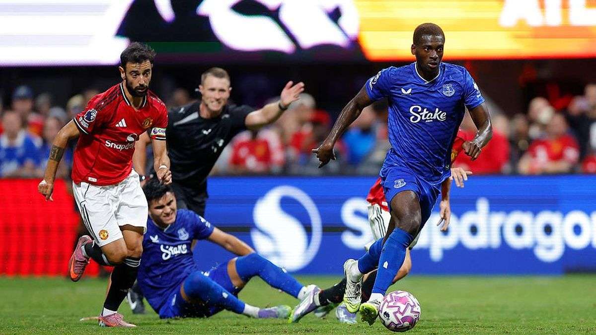 Bruno Fernandes chasing an Everton player