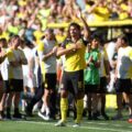 Mats Hummels waving good bye to the Signal Iduna Park in his last match before retirement