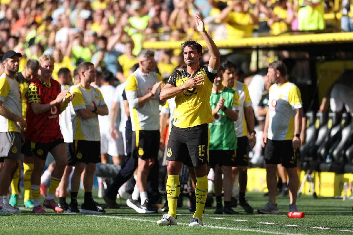 Mats Hummels waving good bye to the Signal Iduna Park in his last match before retirement