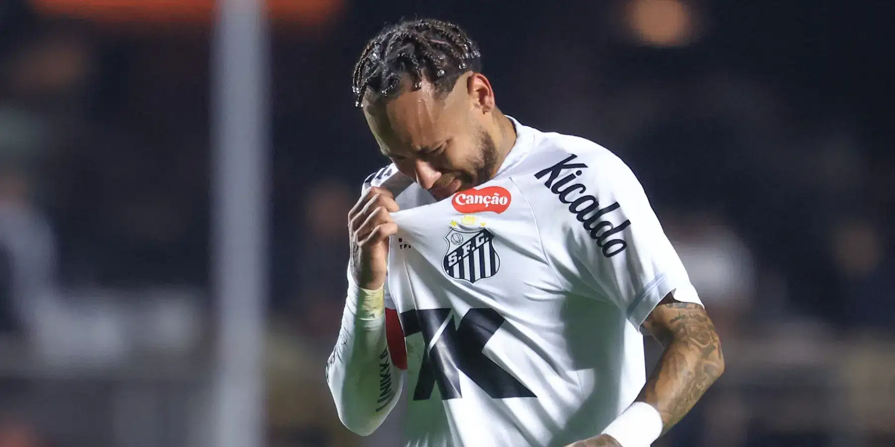 Neymar Junior wiping his tears