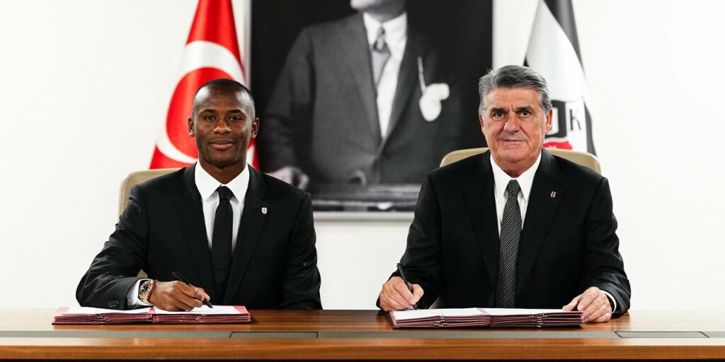 Tiago Djalo signing his Besiktas contract
