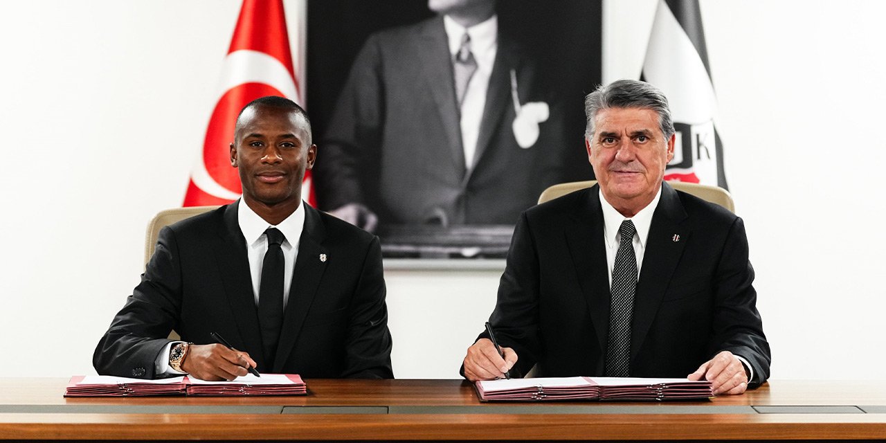 Tiago Djalo signing his Besiktas contract
