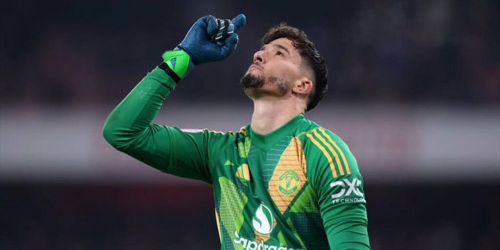 Manchester United goalkeeper Altay Bayindir