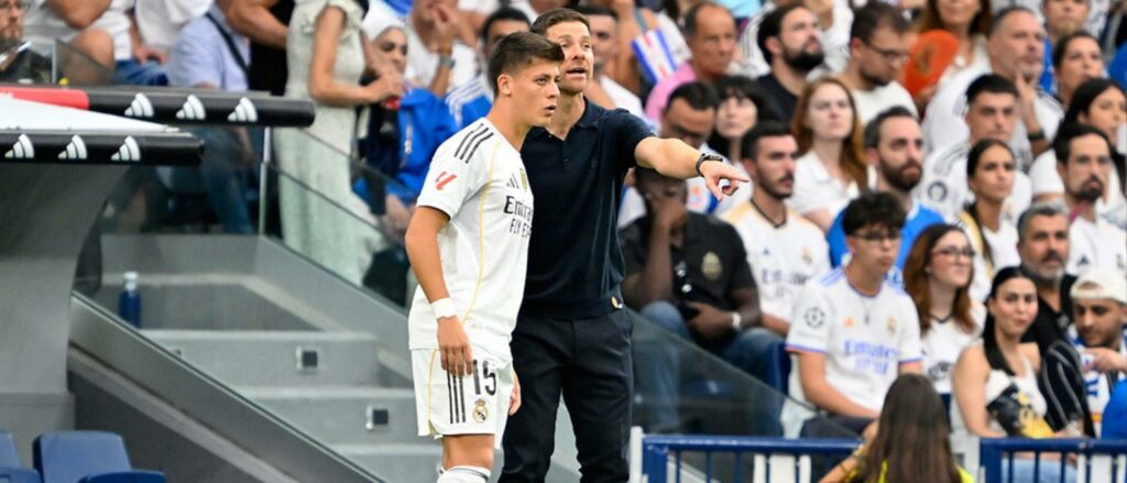 Xabi Alonso giving instructions to Arda Guler