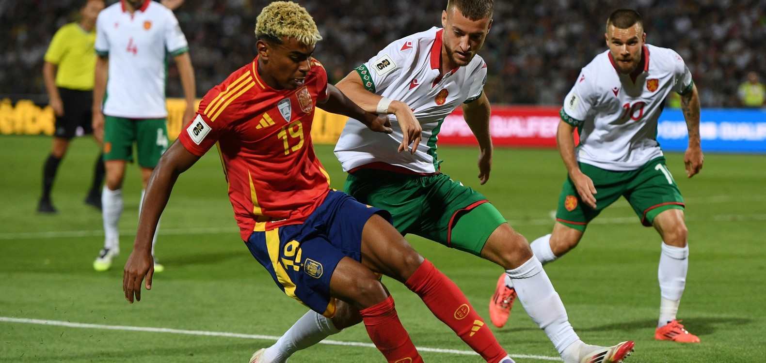 Lamine Yamal under pressure by Bulgarian defenders