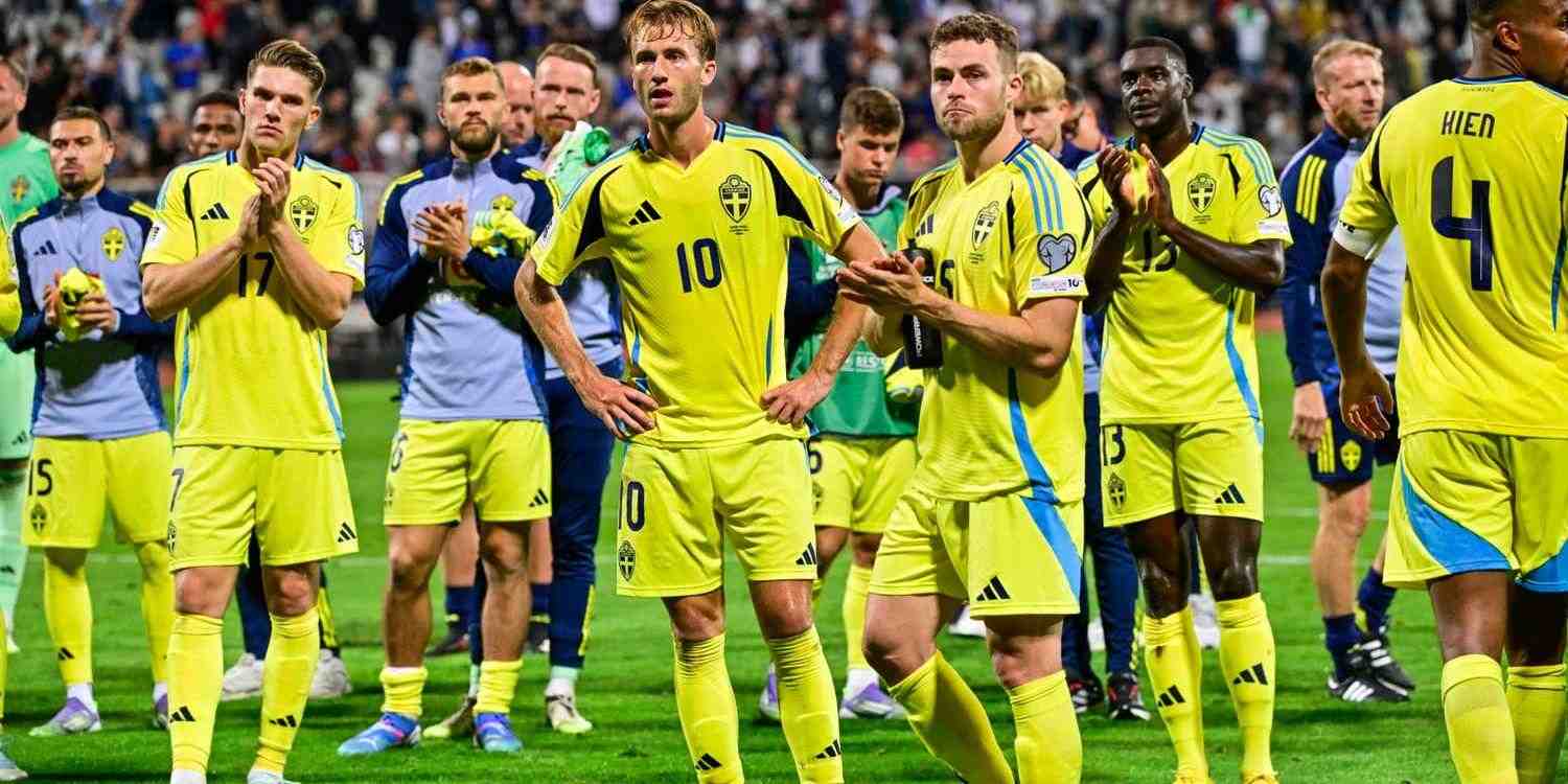 Swedish players thanking the fans after the 2-0 loss to Kosovo
