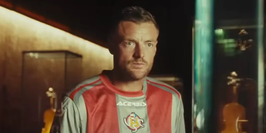 Jamie Vardy wearing Cremonese shirt