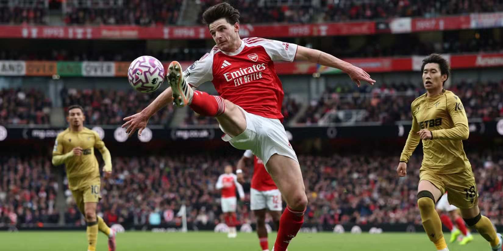 Declan Rice controlling the ball during the match with Crystal Palace