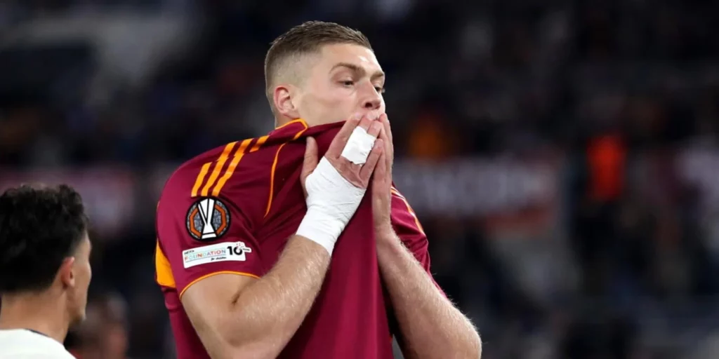 Artem Dovbyk has just missed a penalty for Roma
