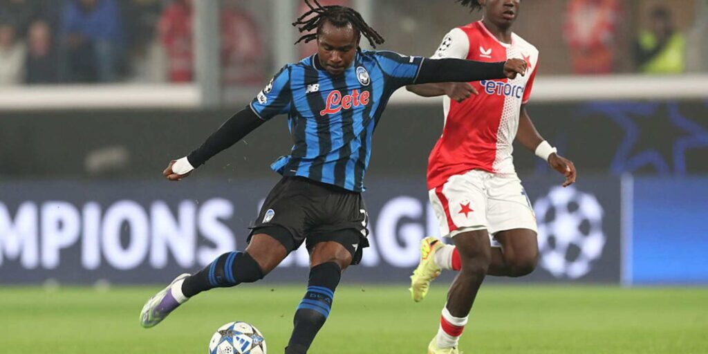 Ademola Lookman shoots at Slavia Prague's goal