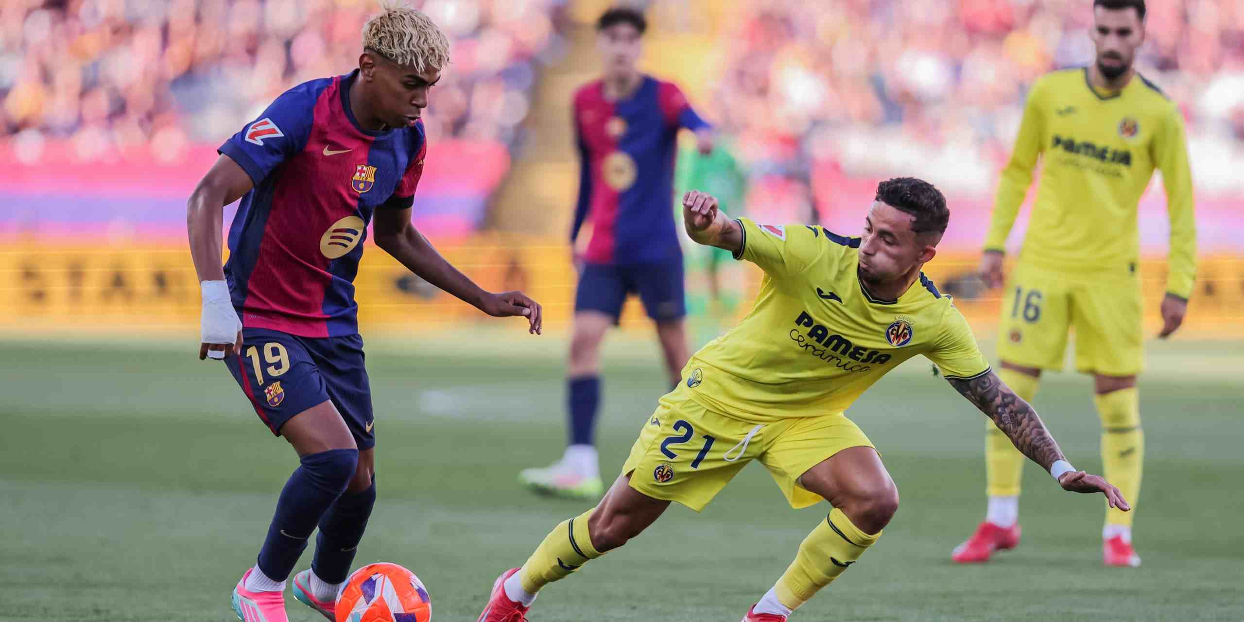 Lamine Yamal against Villarreal opponent