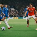 Pedro Neto with the ball against two Benfica players