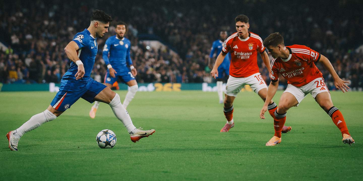 Pedro Neto with the ball against two Benfica players