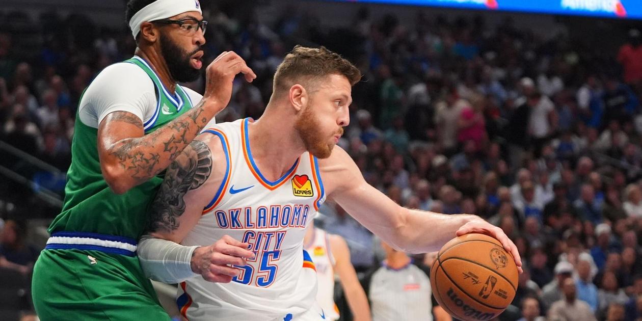 Anthony Davis guarding Isaiah Hartenstein