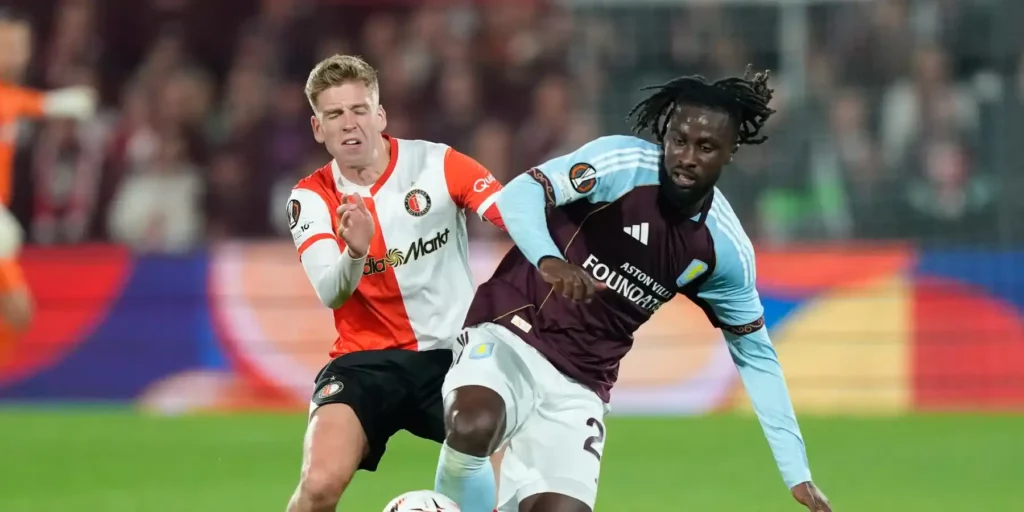 Feyenoord and Aston Villa players in a duel