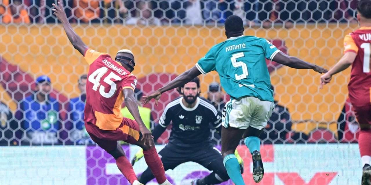 Victor Osimhen misses a chance in the match between Galatasaray and Liverpool