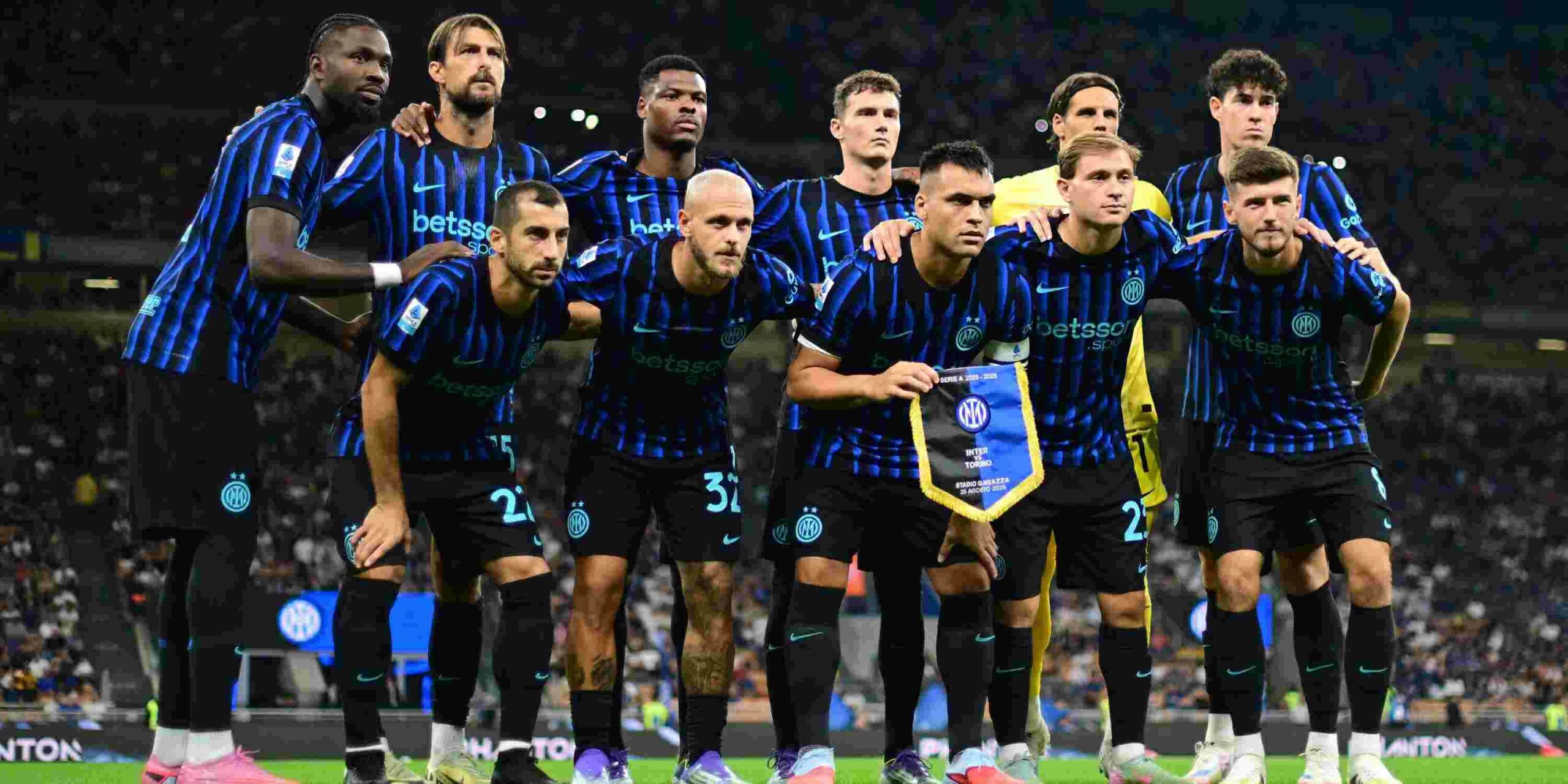 Inter players posing for a team photo