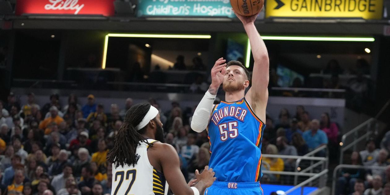 Isaiah Hartenstein shoots the ball