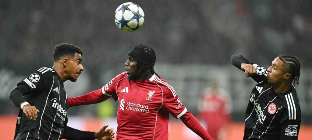 Jeremie Frimpong in a battle with 2 Eintracht players