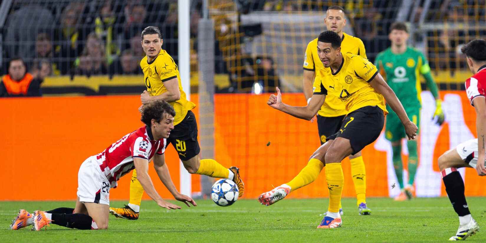 Jobe Bellingham in action for Borussia Dortmund