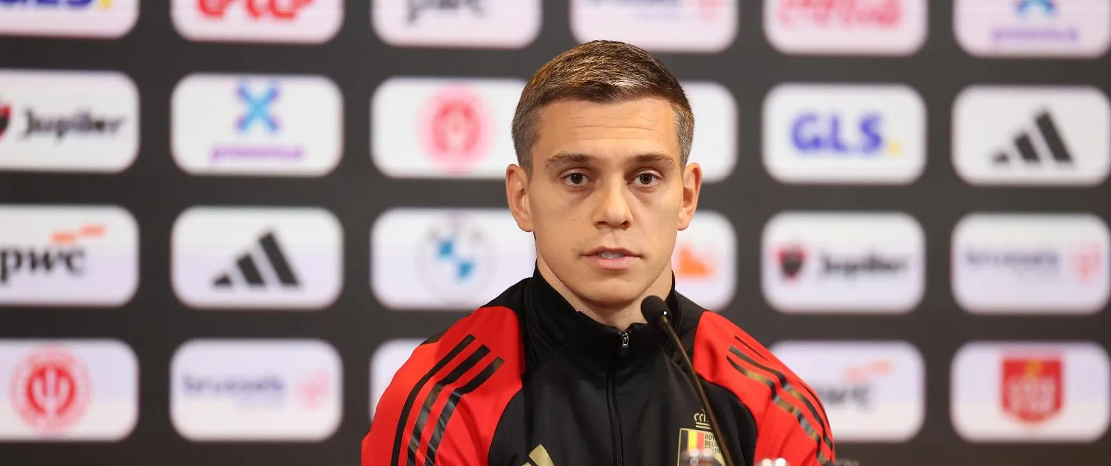 Leandro Trossard at a press conference
