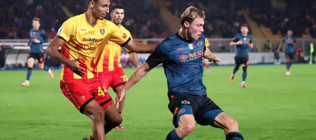 Rasmus Hojlund protecting the ball from a Lecce opponent