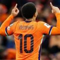 Memphis Depay pointing to the sky