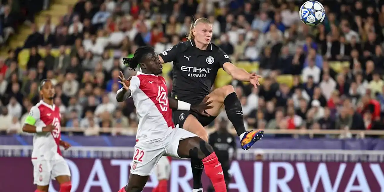 Monaco defender trying to stop Erling Haaland