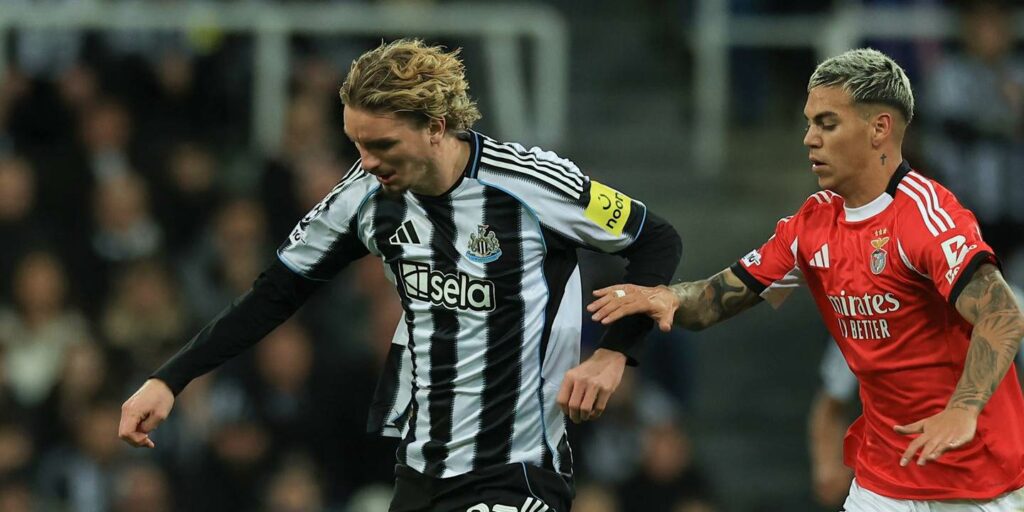 Nick Woltemade chased by a Benfica player