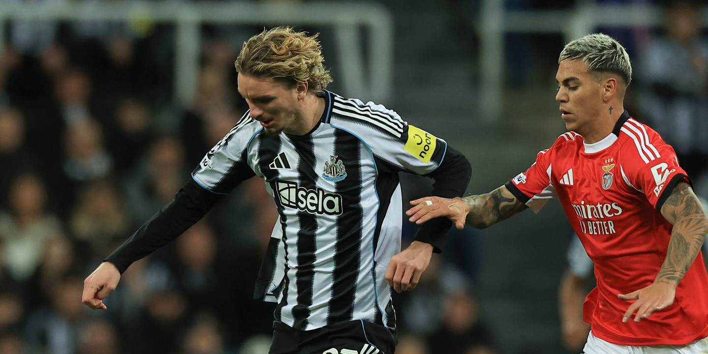Nick Woltemade chased by a Benfica player