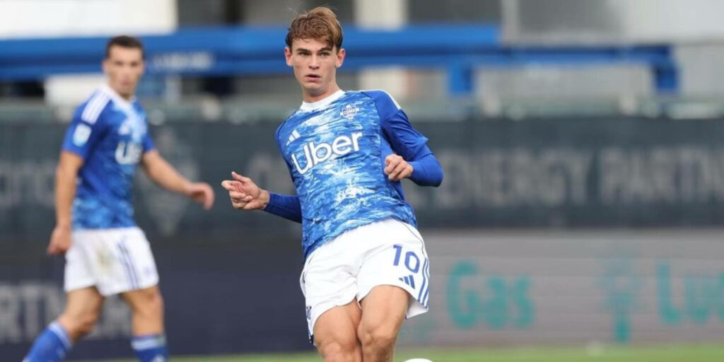 Como midfielder Nico Paz