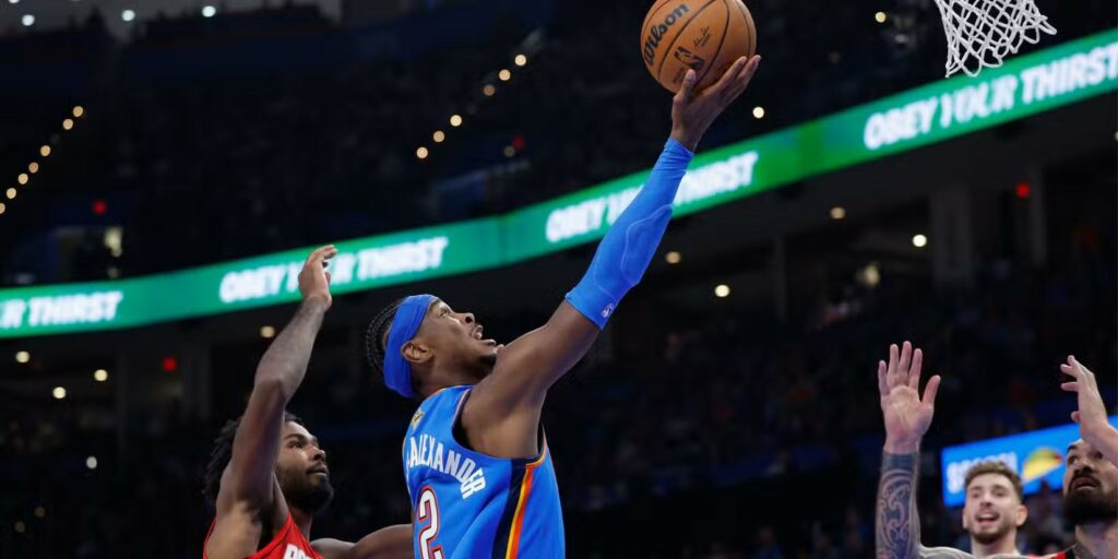 Shai Gilgeous-Alexander laying the ball up