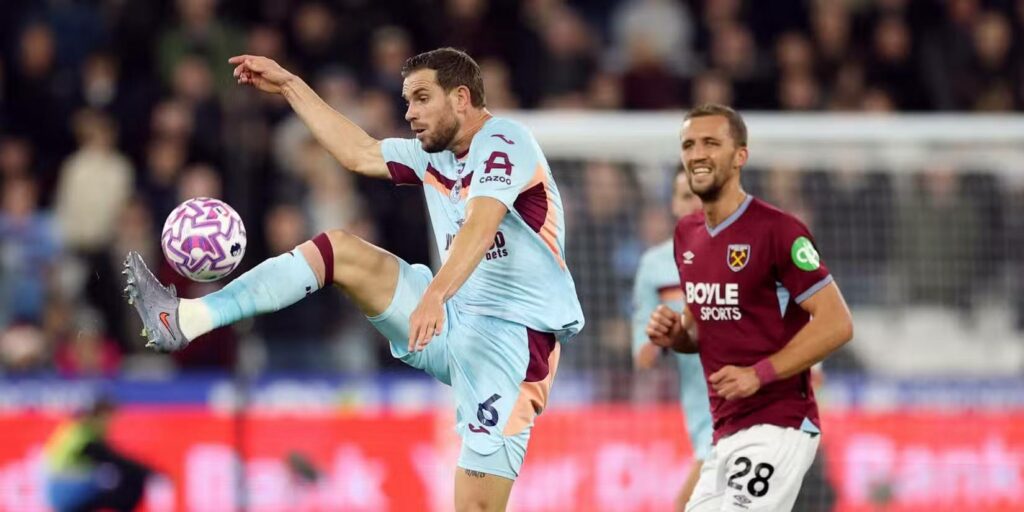 Jordan Henderson (Brentford) controls the ball in front of Tomas Soucek (West Ham)