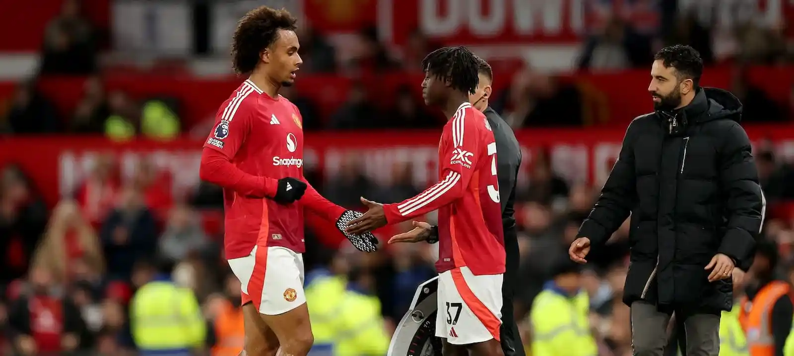 Kobbie Mainoo substitutes Joshua Zirkzee