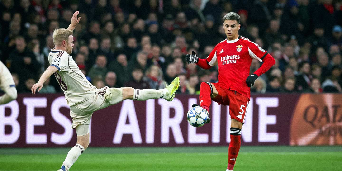 Ajax player trying to stop a pass from a Benfica opponent
