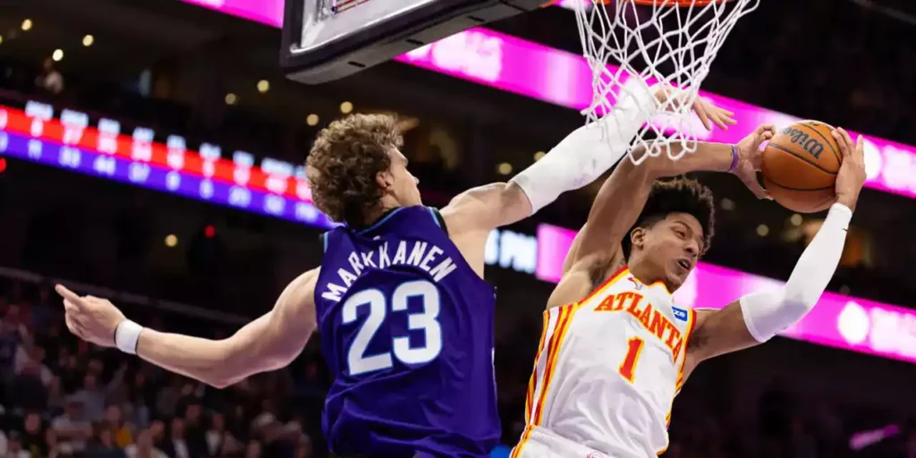 Lauri Markkanen trying to stop Jalen Johnson