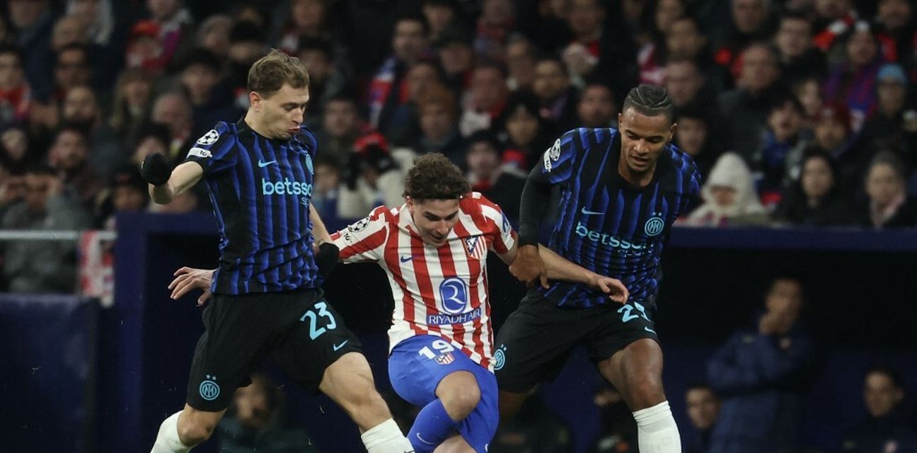 Julian Alvarez between two Inter players