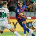Lamine Yamal shoots between 2 Elche players